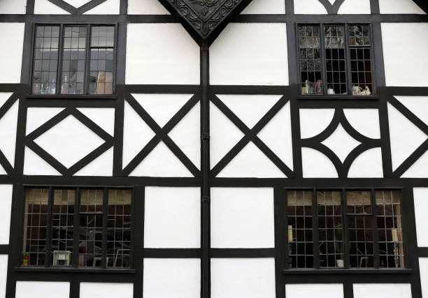 windows sur noir et blanc traditionnel anglais tudor house - tudor style house timber window photos et images de collection