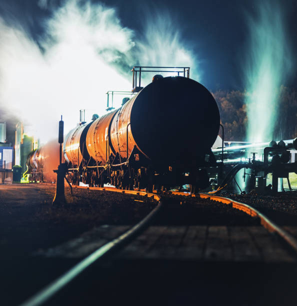 załadunek samochodów cystern produktów ubocznych - locomotive train night vertical zdjęcia i obrazy z banku zdjęć
