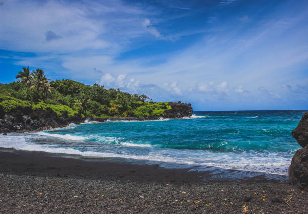 playa de arena negra de waianapanapa - hawaii islands maui big island tropical climate fotografías e imágenes de stock