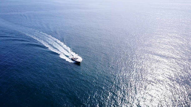 łódź i obudzić się na spokojnej powierzchni oceanu - wake jet boat water water sport zdjęcia i obrazy z banku zdjęć