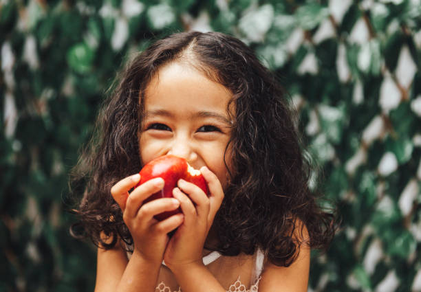 鮮度 - child eating apple fruit ストックフォトと画像