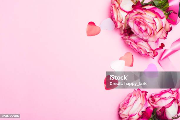 Schöne Rosa Rose Dekokonfetti Herzen Und Pink Ribbon Auf Rosa Valentinstag Hintergrund Stockfoto und mehr Bilder von Valentinstag