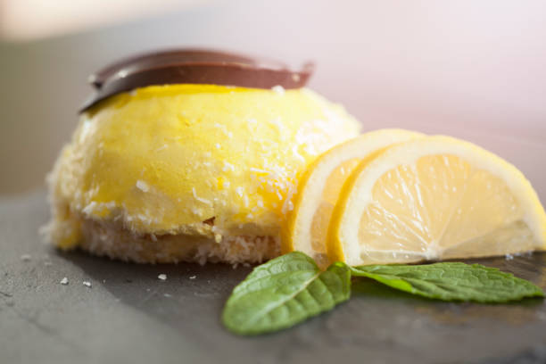 tarte au citron sur ardoise avec des agrumes. - little cakes photos et images de collection