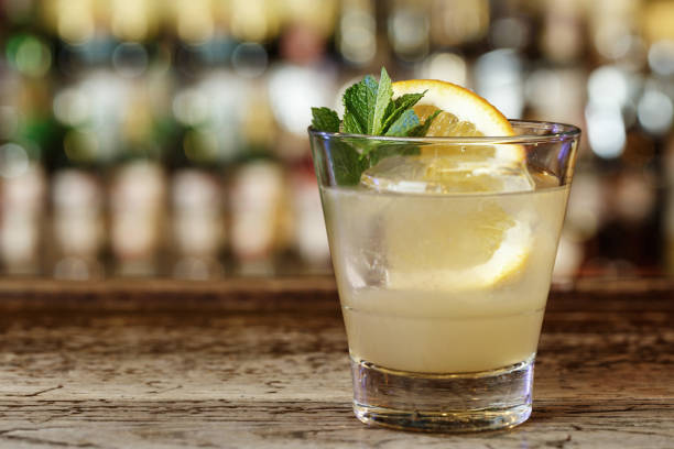 classic american cocktail southside based on gin, lemon juice, vodka - hard liqueur imagens e fotografias de stock