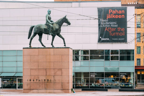 хельсинки, финляндия. конная статуя маршала маннергейма является памятником маршалу финляндии карлу густаву эмилю маннергейму - marshal arts стоковые фото и изображения