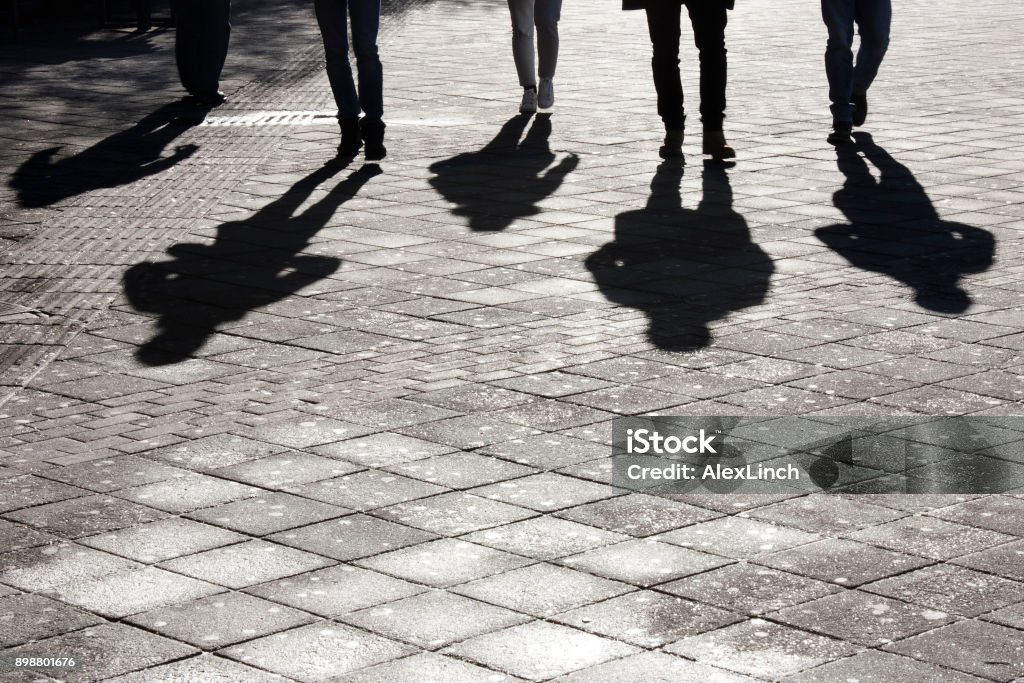 Leegs y la sombra de cinco personas - Foto de stock de Sombra libre de derechos