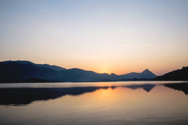 refletir da montanha no lago no parque nacional - sunrise new zealand mountain range mountain - fotografias e filmes do acervo