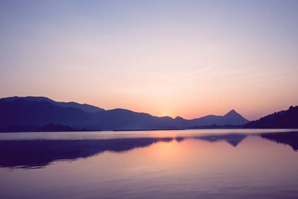 refletir da montanha no lago no parque nacional - sunrise new zealand mountain range mountain - fotografias e filmes do acervo