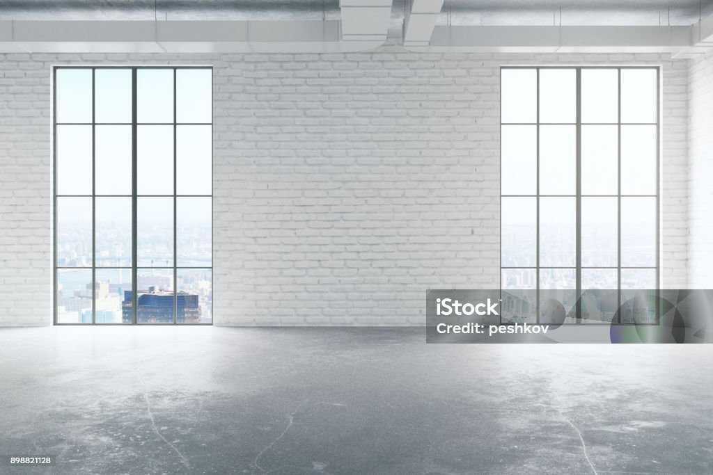 れんが造りの白い部屋フロント - 窓のロイヤリティフリーストックフォト