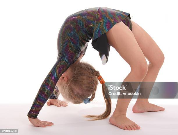 Little Childgimnasta Foto de stock y más banco de imágenes de Acróbata - Acróbata, Actividad acrobática, Niño pre-escolar