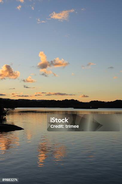 Calma De Reflejos Foto de stock y más banco de imágenes de Agua - Agua, Aire libre, Anochecer