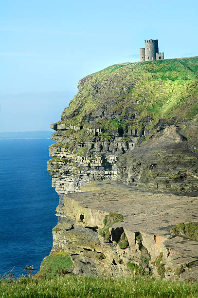 castelo irlandês, penhascos de moher - republic of ireland cliffs of moher cliff galway imagens e fotografias de stock