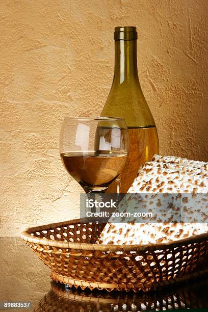 Ещежизни С Вином И Matzoh — стоковые фотографии и другие картинки Алкоголь - напиток - Алкоголь - напиток, Без людей, Белое вино