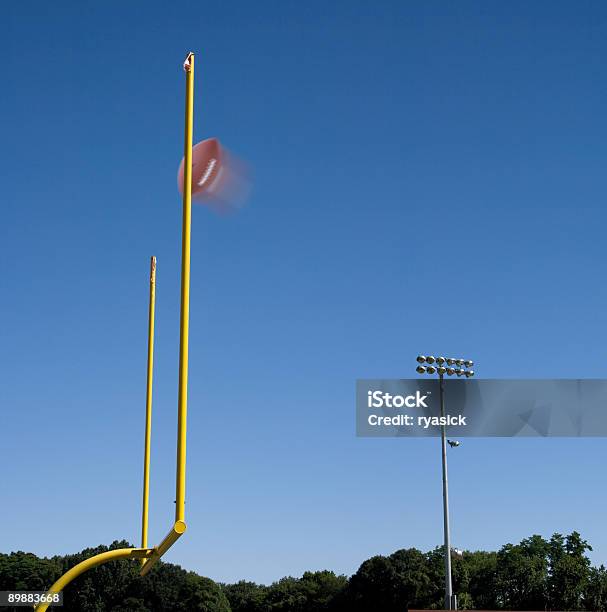 Foto de Gol De Campo e mais fotos de stock de Futebol Americano - Futebol Americano, Futebol Americano - Bola, Movimento desfocado