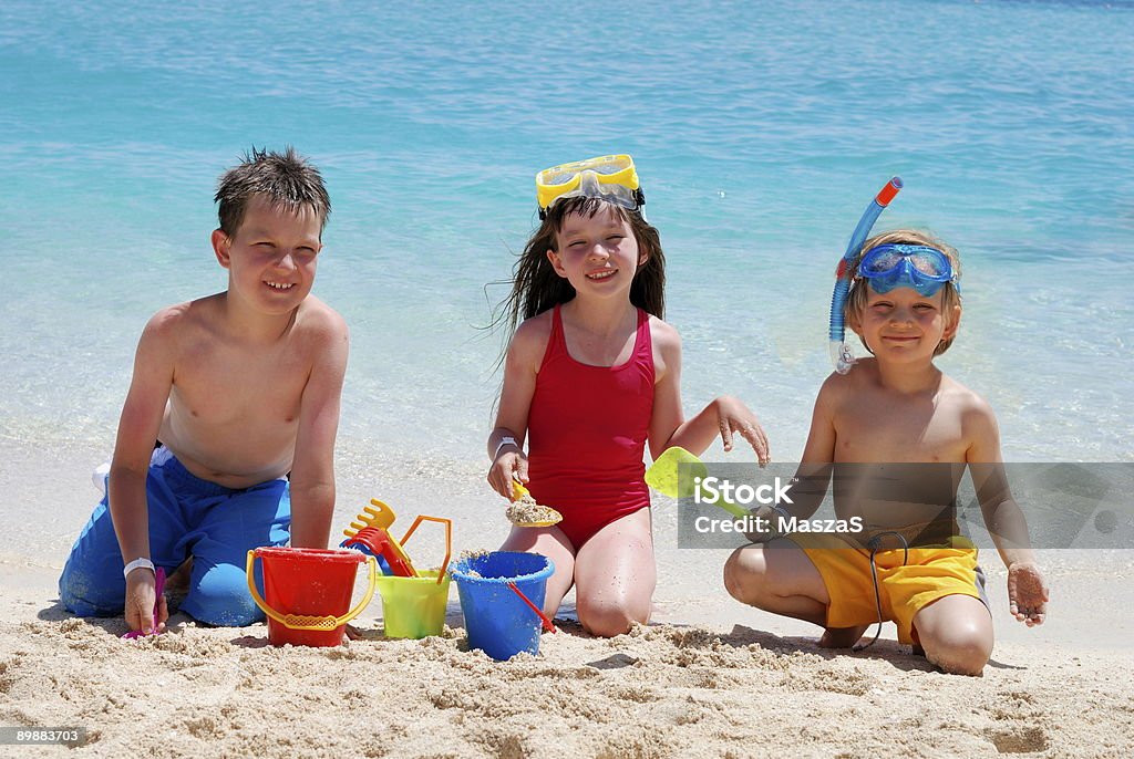 Niños jugando en la playa - Foto de stock de Actividades recreativas libre de derechos