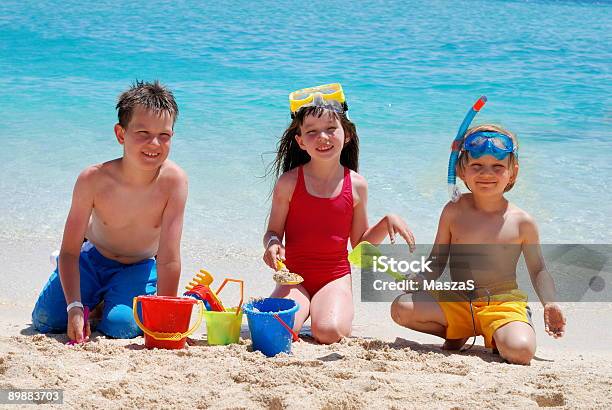 Photo libre de droit de Enfants Jouant Sur La Plage banque d'images et plus d'images libres de droit de Activité de loisirs - Activité de loisirs, Bleu, Bonheur