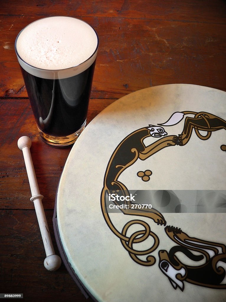 Escena irlandeses tradicionales con bodhrán tambor y de una cerveza Stout - Foto de stock de Cultura irlandesa libre de derechos