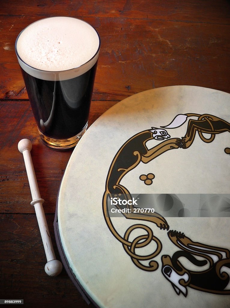 Tradycyjny irlandzki scena z Bodhran bębna i litra Stout - Zbiór zdjęć royalty-free (Kultura irlandzka)
