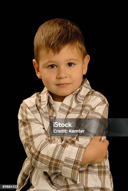 Chłopiec Portret Na Czarny - zdjęcia stockowe i więcej obrazów 4 - 5 lat - 4 - 5 lat, Chłopcy, Czarne tło