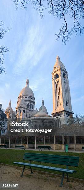 Foto de Banco Em Montmartre Paris e mais fotos de stock de Arquitetura - Arquitetura, Azul, Banco - Assento