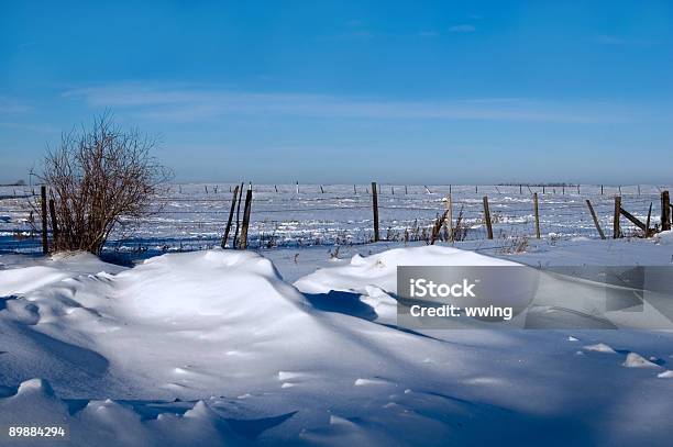 Snowdrifts Cerca E Céu De Inverno - Fotografias de stock e mais imagens de Ao Ar Livre - Ao Ar Livre, Arame farpado, Campo agrícola