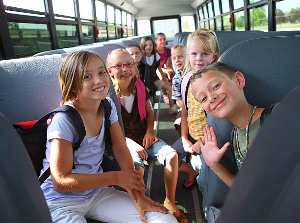 niños en autobús de colegio - autobús de colegio fotos fotografías e imágenes de stock