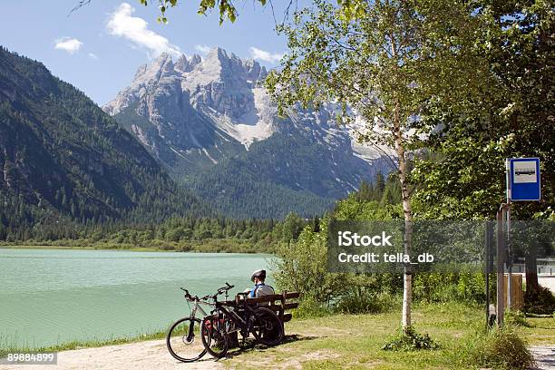 Motociclista Seduto Davanti Bellissima Dolomiti Vista - Fotografie stock e altre immagini di Ciclismo