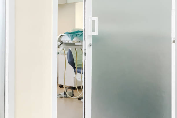 mirando a través del interior de puerta de aluminio de la oficina en la apertura de corredera blanco típico médico en el hospital. - 5954 fotografías e imágenes de stock