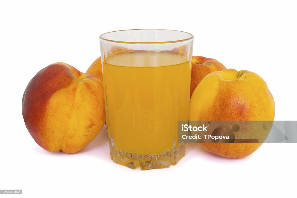 Peaches e bicchiere di succo di frutta - Foto stock royalty-free di Albicocca