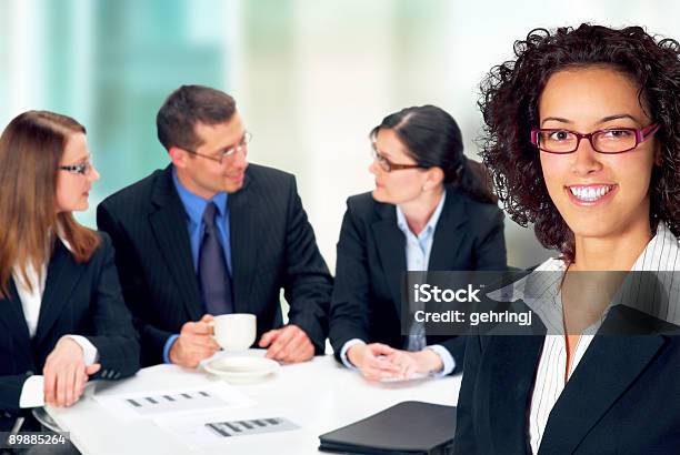 Foto de Reunião De Negócios e mais fotos de stock de Adulto - Adulto, Adulto de idade mediana, Assistência