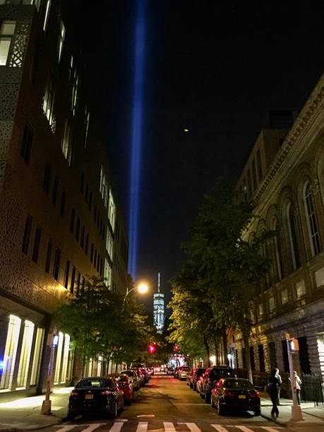 manhattan, new york, 11 settembre 2017: un world trade center e la luce tributo di notte - editorial famous place vertical manhattan foto e immagini stock