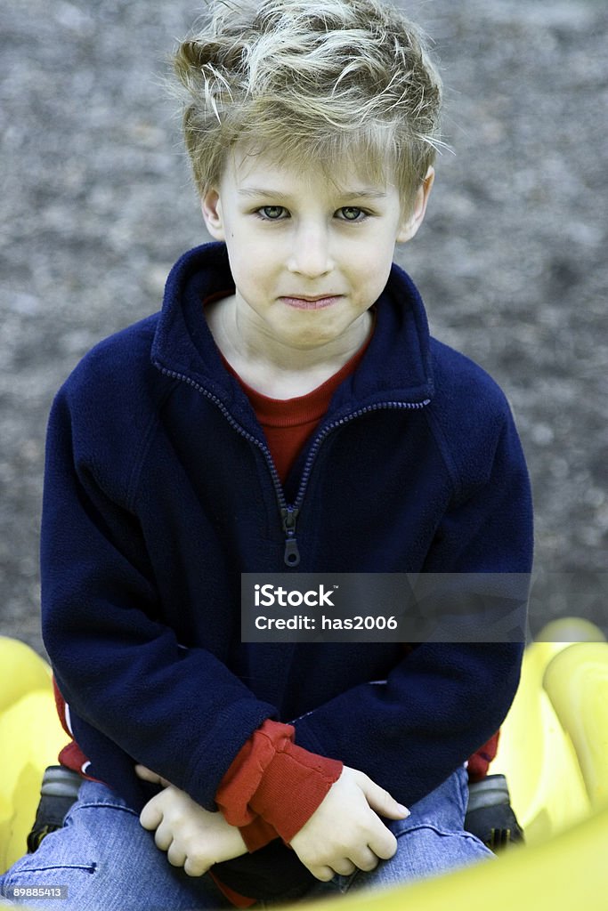 Ragazzo seduto nella parte inferiore della Slide, versione a colori - Foto stock royalty-free di 6-7 anni