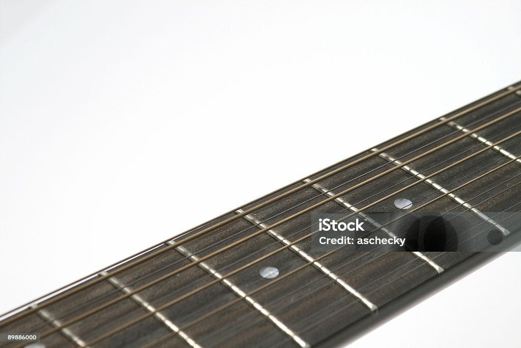 Doze string guitarra detalhe de pescoço contra um fundo branco - Foto de stock de 12 Horas royalty-free