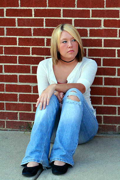 Daydreaming por la pared de ladrillos - foto de stock