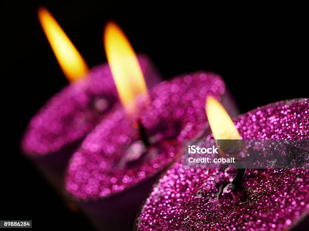 A La Luz De Las Velas Foto de stock y más banco de imágenes de Brillante - Brillante, Color - Tipo de imagen, Color negro