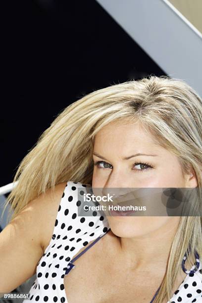Mujer Mirando Vertical Foto de stock y más banco de imágenes de Adulto - Adulto, Adulto joven, Aire libre