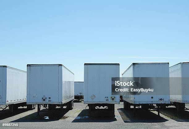 Foto de Semireboques e mais fotos de stock de Trailer de Carro - Trailer de Carro, Caminhão articulado, Fileira