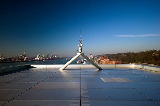 de mesure sur le toit d'un bâtiment - anemometer meteorology weather barometer photos et images de collection