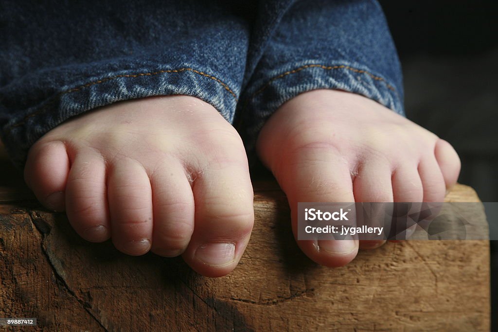 Petits gar�çons jambes et les pieds - Photo de Adolescence libre de droits
