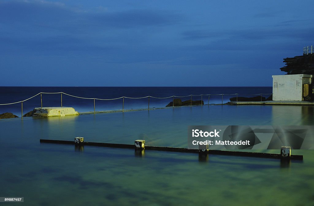 Au bord de la piscine avec vue sur l'océan - Photo de Art libre de droits