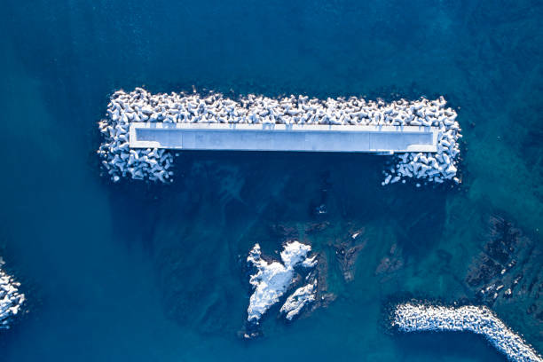 sparatoria con un drone. mare blu. onda di blocco bianca. - sea defence concrete foto e immagini stock