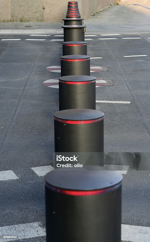 Rot beleuchteten Road Block von der britischen Botschaft, Berlin - Lizenzfrei Straßenverkehr Stock-Foto