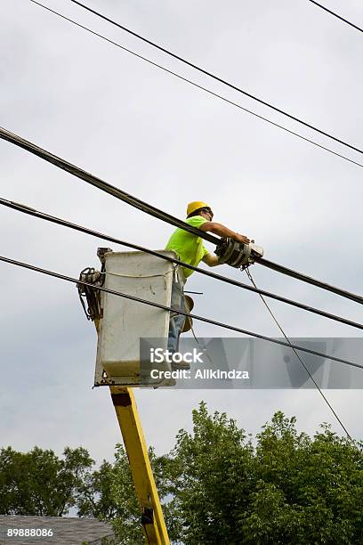 Workin Na Linii Zasilania 2 - zdjęcia stockowe i więcej obrazów Blackout - Blackout, Podnośnik koszowy, Słup telefoniczny