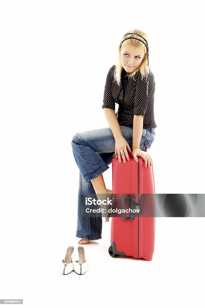 Charmante blonde avec valise rouge - Photo de A la mode libre de droits