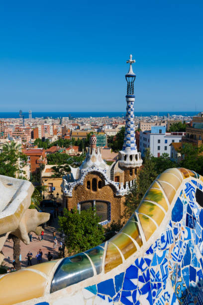 terraço principal, o parque guell, barcelona, espanha - mosaic tile antonio gaudi art - fotografias e filmes do acervo