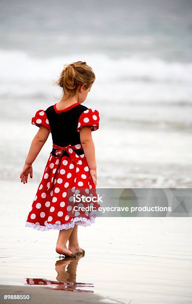 Cena De Praia Da Califórniacrianças A Brincar - Fotografias de stock e mais imagens de Andar - Andar, Ao Ar Livre, Areia