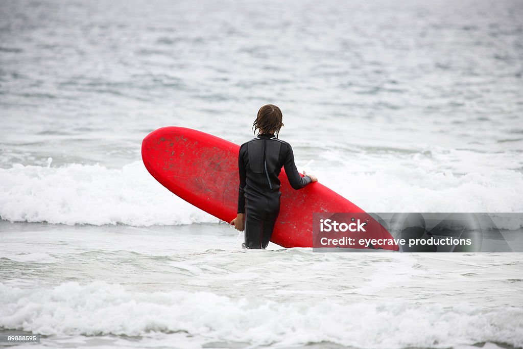 Cenário costeiro da Califórnia-surfista e tábua - Foto de stock de Andar royalty-free