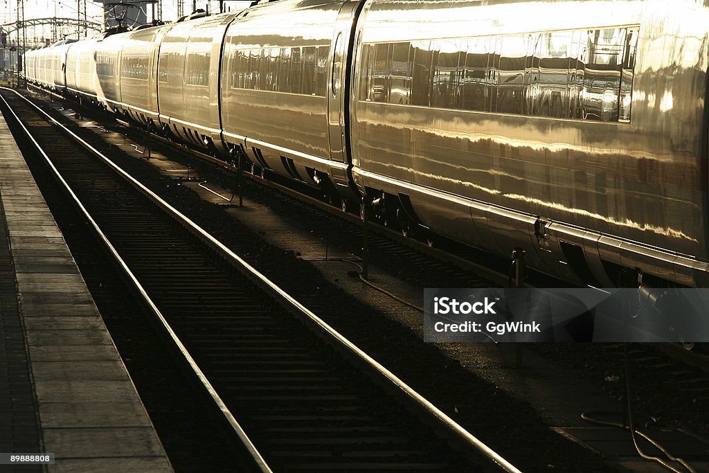 Tren en Contraluz - Foto de stock de Acero libre de derechos