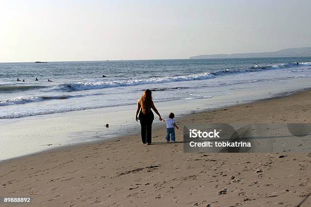 Madre E Hija Caminando En La Playa Foto de stock y más banco de imágenes de Adulto - Adulto, Adulto joven, Agua