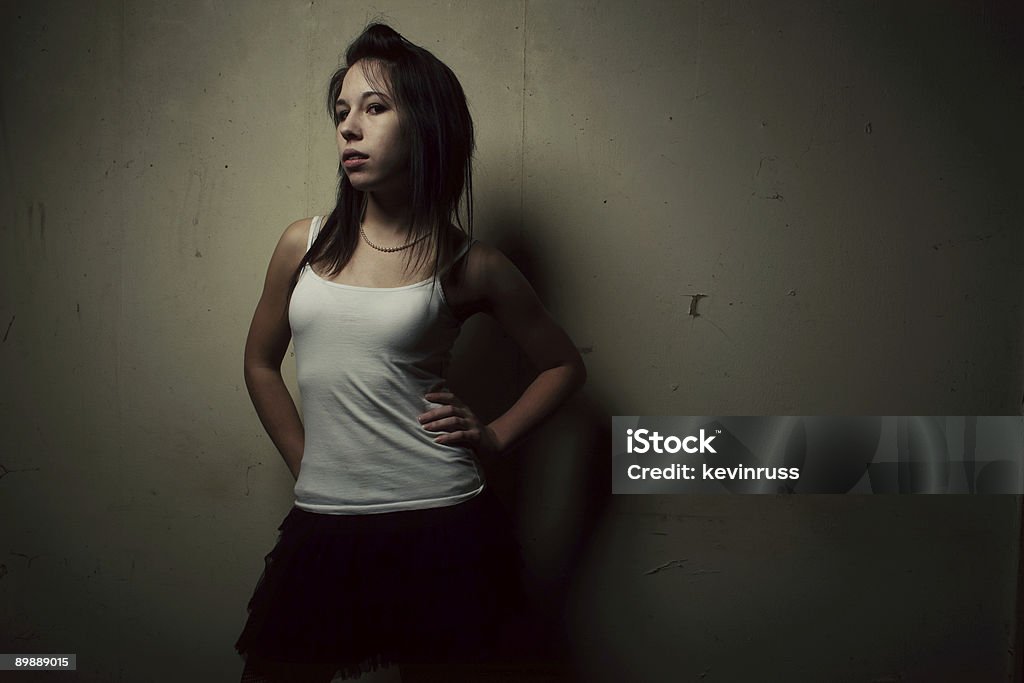 Teen Girl contra sucio pared por la noche - Foto de stock de Abandonado libre de derechos